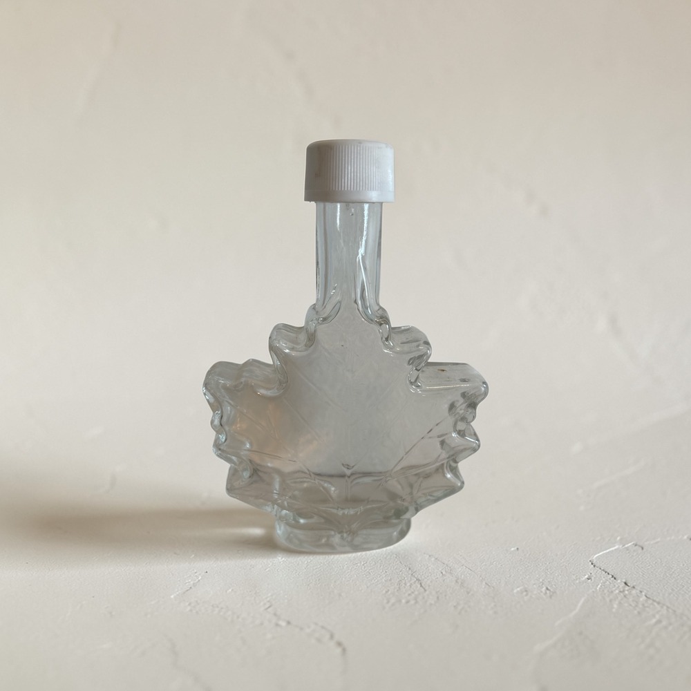 Clear Glass Maple Leaf Shaped Bottle with White Screw Cap Smallā Syrup Jar Decor